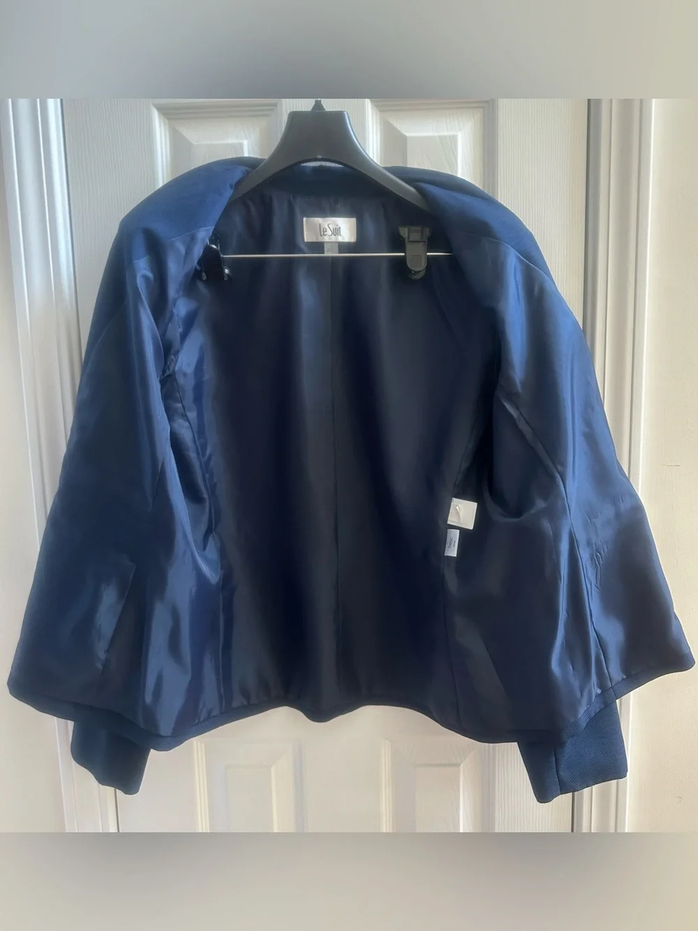 Gently Worn Navy Women's Le Suit Two-Piece Long Sleeve Pant Suit